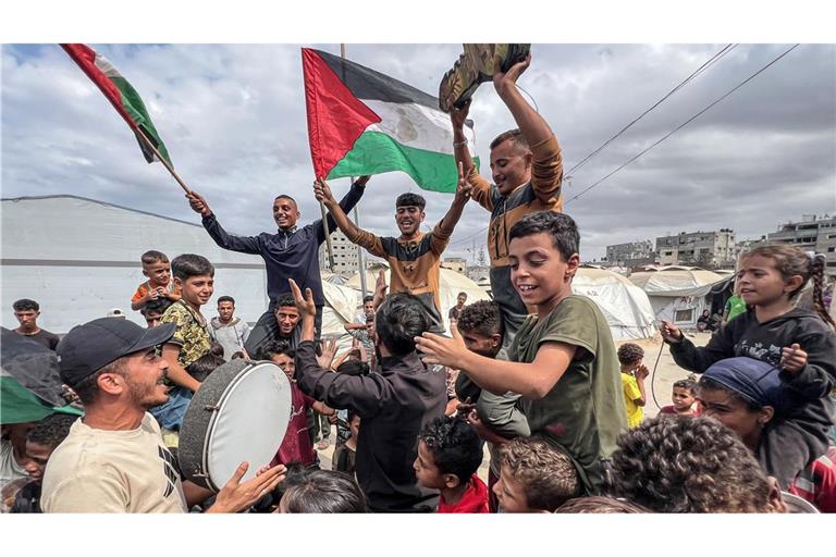 Nach zwei Jahren Krieg wird im Gazastreifen die Einigung auf eine Waffenruhe gefeiert.