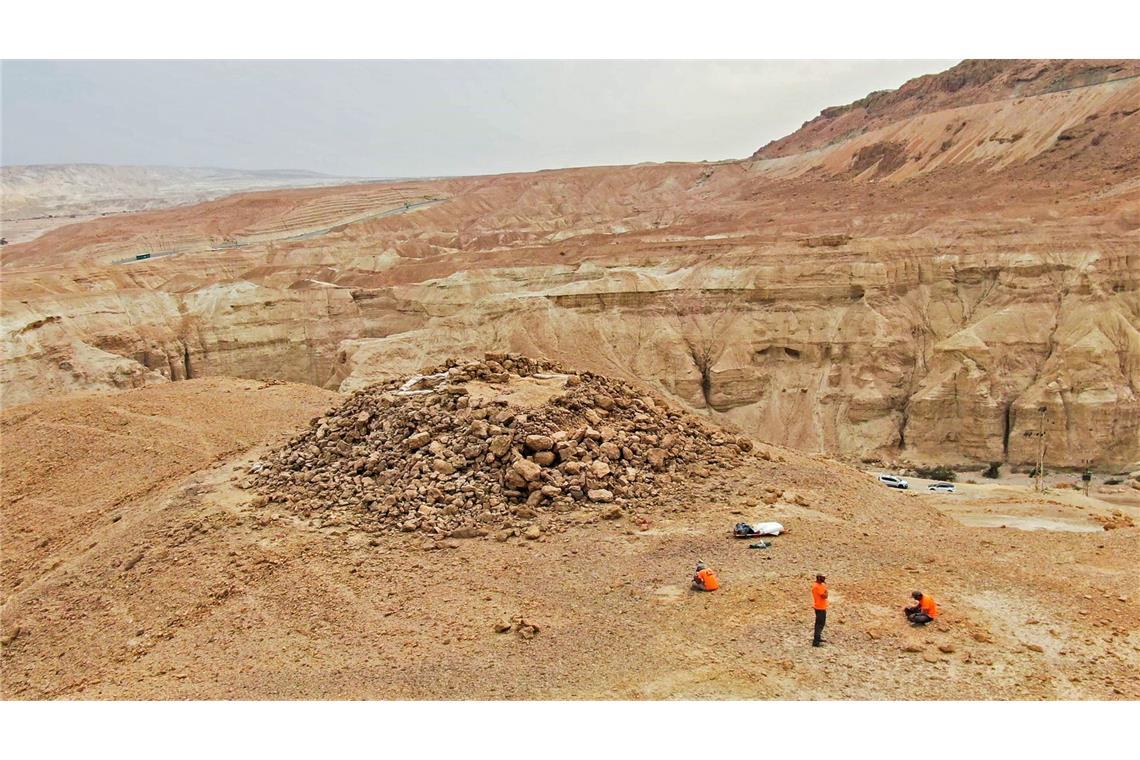 Was macht eine Pyramide am Toten Meer? Nachal Sohar: Israelische Forscher arbeiten bei einer Ausgrabungsstätte. Israelische Forscher haben in der Nähe des Toten Meers eine riesige pyramidenartige Struktur entdeckt.