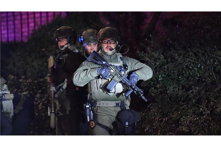 Nachbarn der Universität wurden aufgefordert, ihre Häuser nicht zu verlassen.