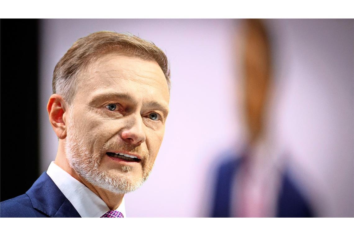 Nachdem die FDP an der Fünf-Prozent-Hürde gescheitert war und den Einzug in den Bundestag verpasst hatte, verabschiedete sich Ex-Finanzminister <b>Christian Lindner</b> aus dem politischen Alltag. Neben seiner Tätigkeit bei Hagedorn zieht es ihn in das Shareholder-Board des digitalen Personaldienstleisters Stepstone Group, wo er als unabhängiges Mitglied tätig ist. Außerdem ist er laut Spiegel-Informationen Angel-Investor und investiert in Start-up-Unternehmen.