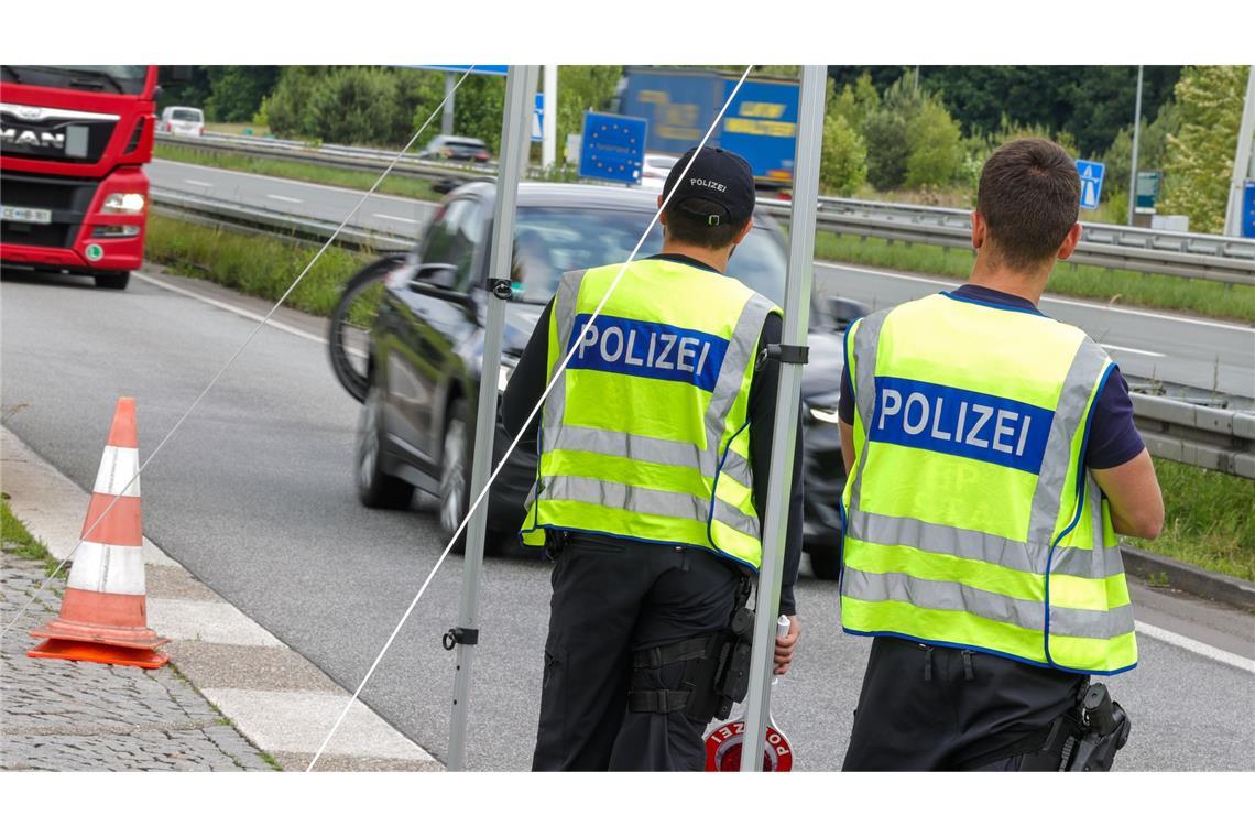 Dobrindt: Polizisten bei Zurückweisungen nicht gefährdet Nachdem die Zurückweisung von Asylsuchenden als rechtswidrig erklärt wurde, soll die Polizei nicht für ihr Handeln haftbar gemacht werden können.