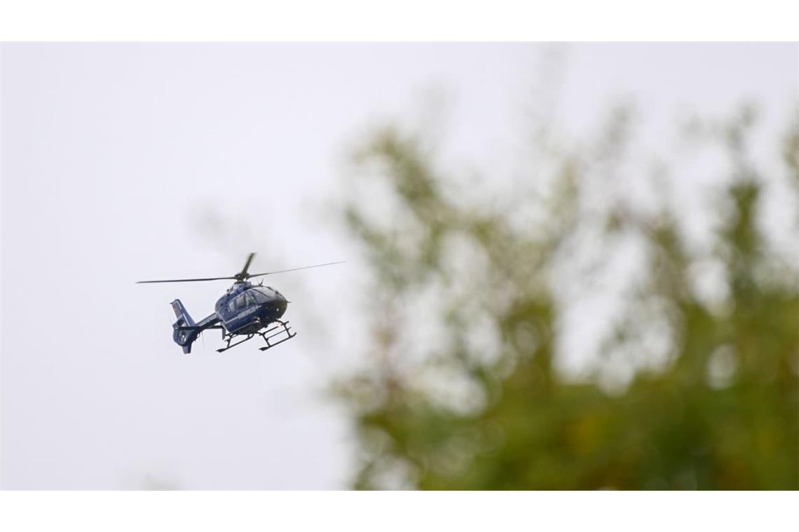 Nachdem ein 23-Jähriger am Freitag mit seinem Wagen verunfallte, flüchtete er zu Fuß in den angrenzenden Wald. Trotz Hubschrauber und Hunden blieb die Suche nach ihm erfolglos.