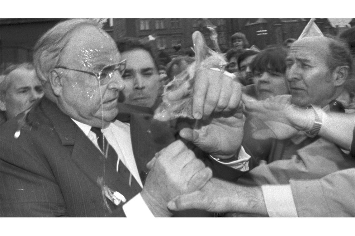 Als Politiker mit Lebensmitteln und Farbe attackiert wurden Nachdem er getroffen wurde, versucht Kohl, den Angreifer in der Menge ausfindig zu machen. (Archivbild)