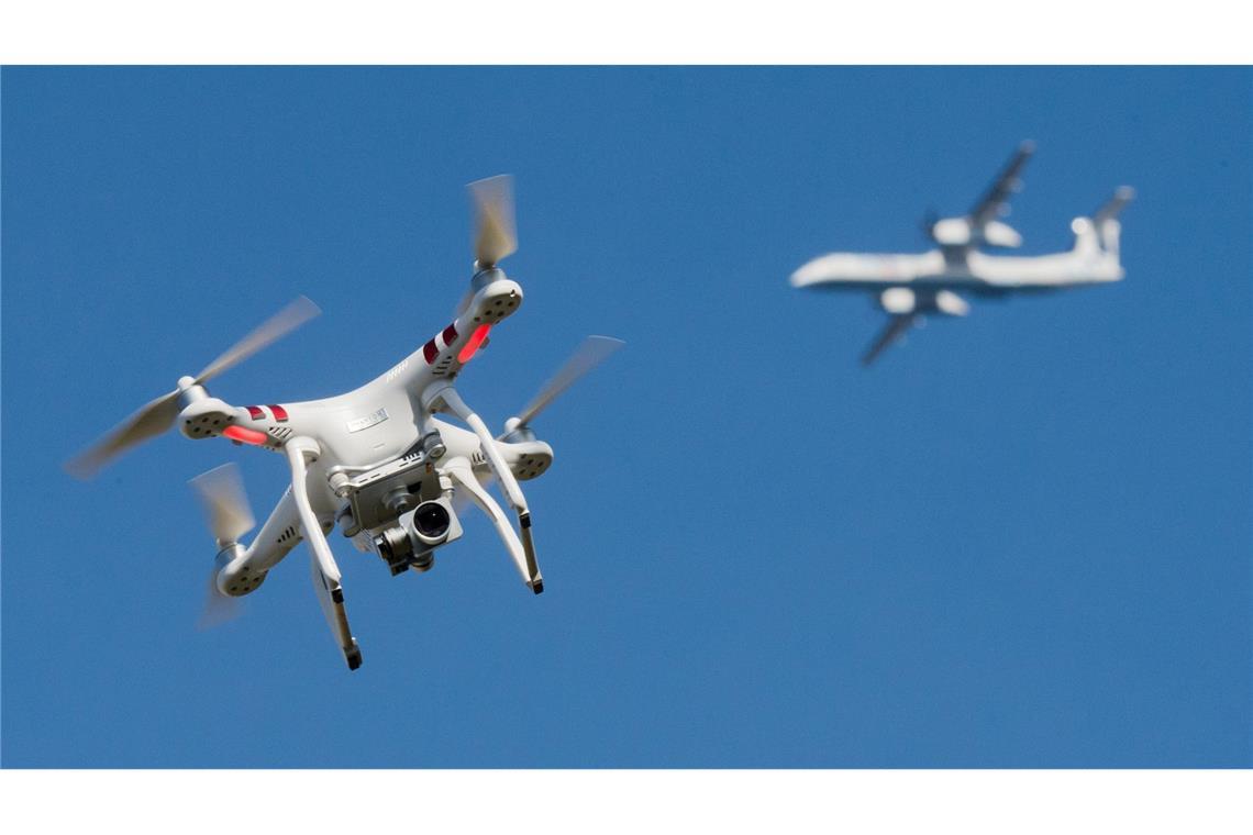 Bayern rüstet auf im Kampf gegen Drohnen Nachdem es europaweit mehr Drohnensichtungen in Bereichen der kritischen Infrastruktur gegeben hat, reagiert Bayern mit einer Novelle des Polizeiaufgabengesetzes. (Symbolbild)