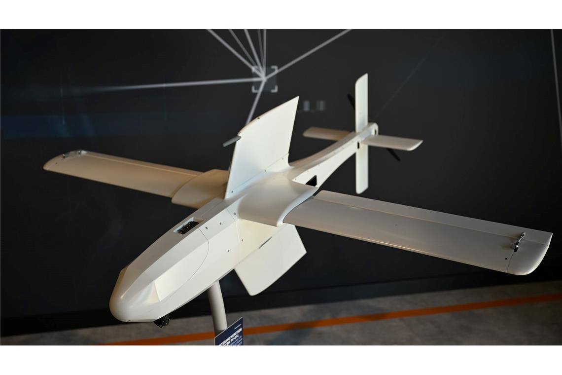 Nachdem sie nach oben katapultiert ist, fährt die Loitering Munition ihre Flügel aus und fliegt bis zu 100 Kilometer weit.