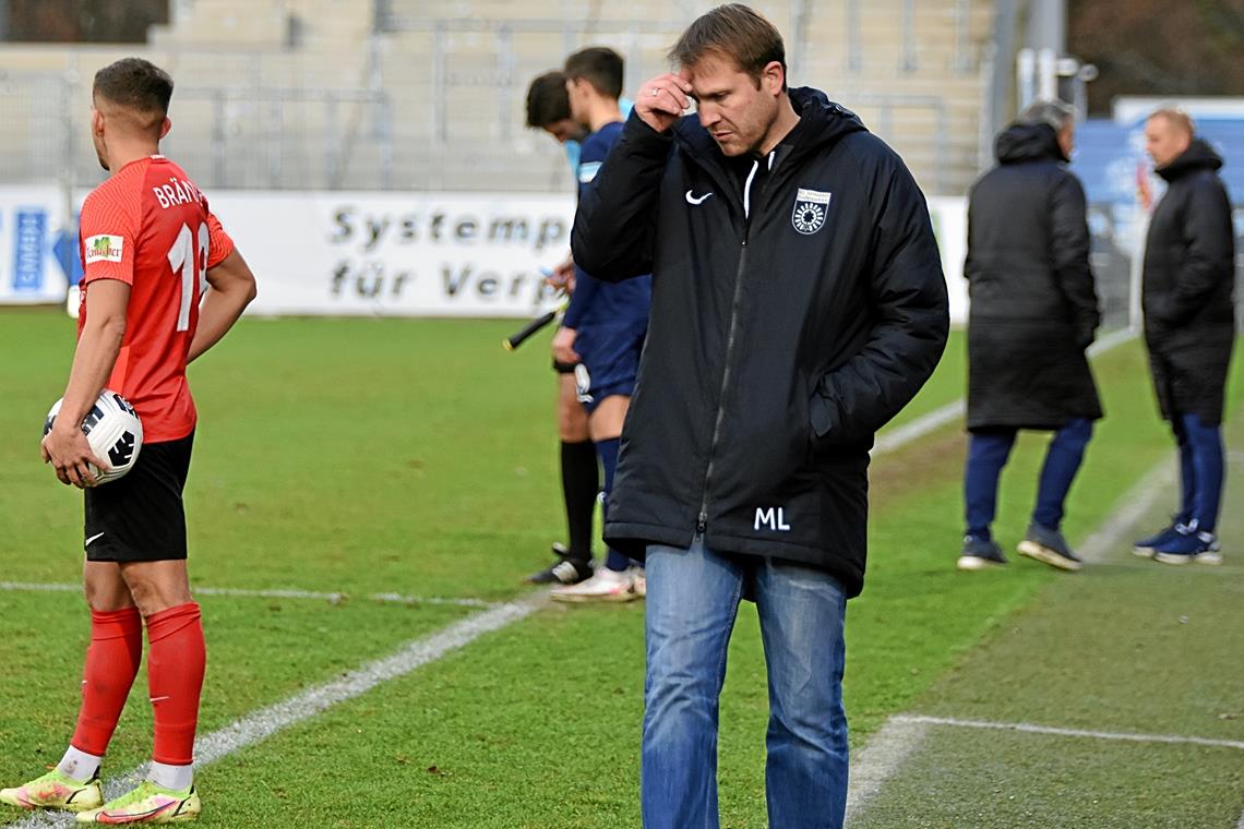 Selbst den Treuesten reißt der Geduldsfaden Nachdenklich, ernüchtert und enttäuscht nach seiner Premiere als Aspacher Cheftrainer: Marcus Lauer. Die erste Partie nach der Trennung von Coach Steffen Weiß brachte keinerlei Besserung. Das 0:4 gegen Walldorf war das dritte verlorene Kellerduell in Folge. Fotos: T. Sellmaier
