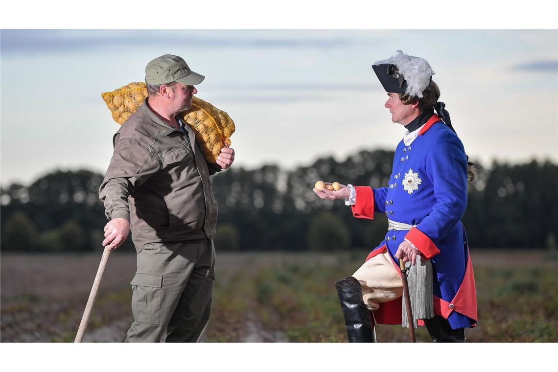 Kulinarisch und kulturell: Comeback der Kartoffel? Nachgestellte Szene: Ein Mann im Kostüm als "Alter Fritz" spricht mit einem Kartoffelbauern. (Foto von 2019)