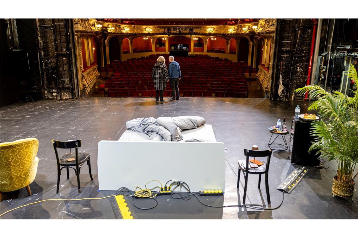 Bilder des Tages Nachts im Theater: Ein Paar steht auf der Bühne des Berliner Ensembles. Das Theater hatte als Reaktion auf die Kürzungen in der Hauptstadt-Kultur eine Übernachtung auf der Bühne versteigert.