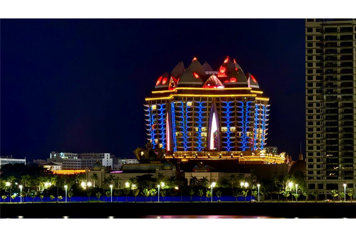 Nachts tanzen auf den kolossalen Kasino-Gebäuden der Sonderwirtschaftszone bunte Lichter über die Fassaden.