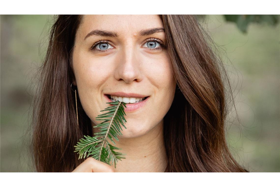 Lecker, ein Tannenbaum! „Nadeln entpuppen sich als wahre Aromabomben“, empfiehlt die Kräuterpädagogin Victoria Lorenz.