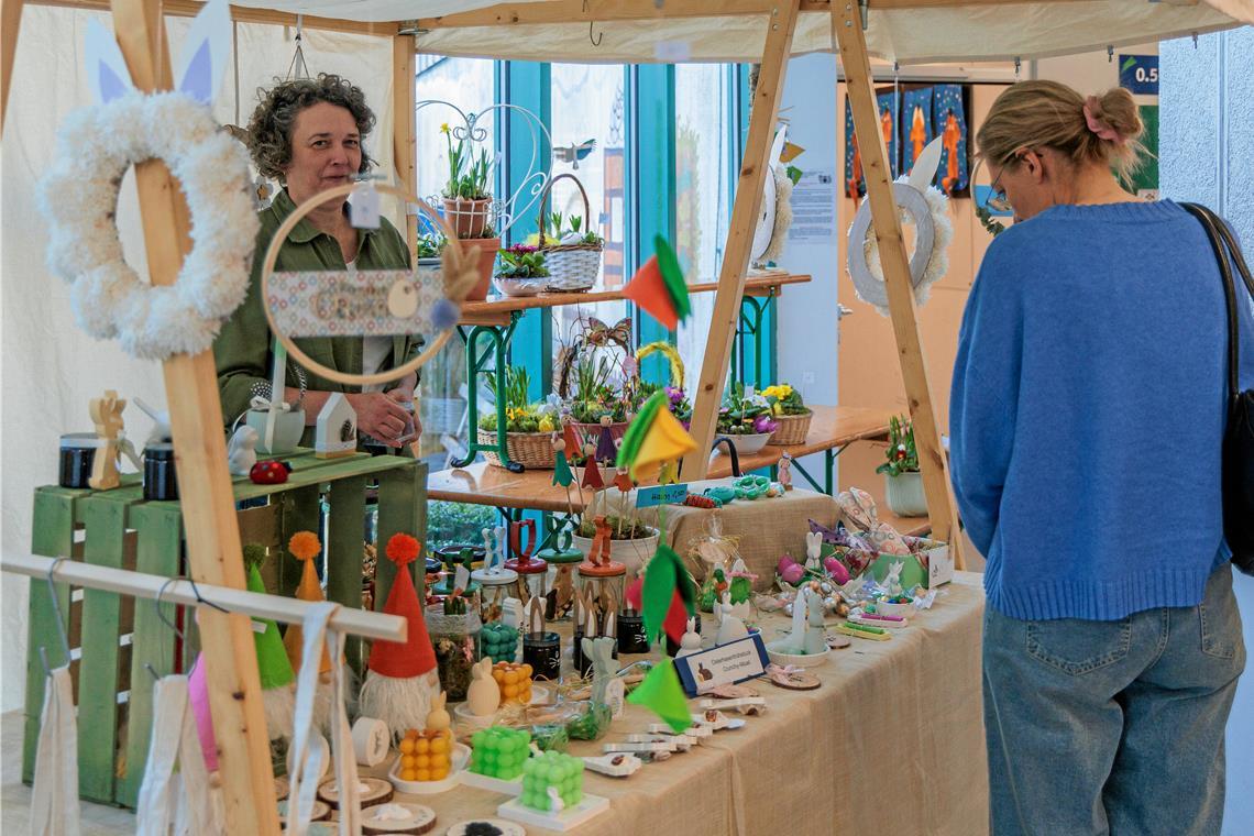 Nadine Kraft (links), Vorsitzende des Freundeskreises, freut sich über einen gut besuchten Ostermarkt. Fotos: Stefan Bossow