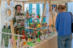 Nadine Kraft (links), Vorsitzende des Freundeskreises, freut sich über einen gut besuchten Ostermarkt. Fotos: Stefan Bossow