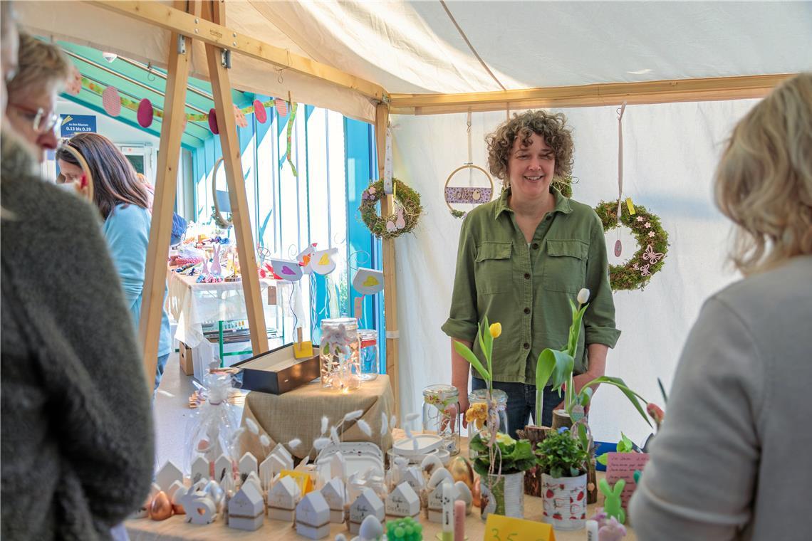 Bodelschwinghschule feiert den Frühling Nadine Kraft, Vorstandsvorsitzende des Freundeskreises, im Gespräch mit Gästen des Ostermarkts. Fotos: Stefan Bossow