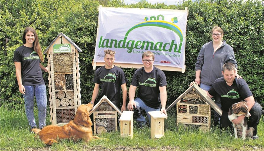 Nadine Kübler, Dennis Bauer, Paul Burkhardt, Lea Grabe und Peter Magenau (von links) haben eifrig mit angepackt beim Bau der Insektenhotels. Foto: U. Gruber