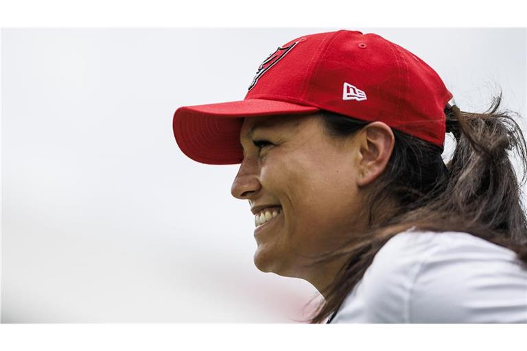 Nadine Nurasyid mit der Mütze der Buccaneers im Trainingscamp in Tampa Bay.