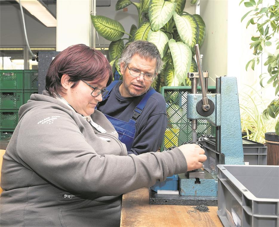 Sie bauen Apfelsammler und Stoßdämpfer Nadine Steudle und Hans-Joachim Wehnert sind im Werkstattrat, wo sie die Interessen ihrer Kollegen vertreten.