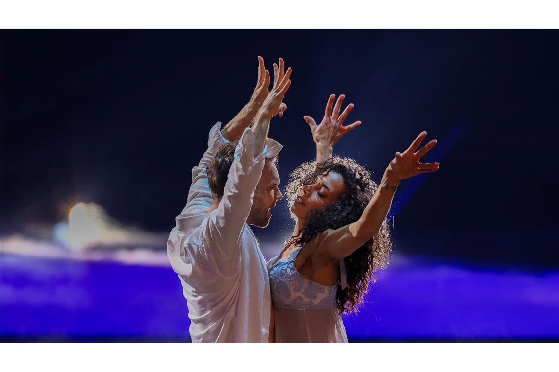 Nadja Benaissa, Sängerin, und Vadim Garbuzov, Profitänzer, tanzen in der RTL-Tanzshow „Let's Dance“ im Coloneum in Köln.