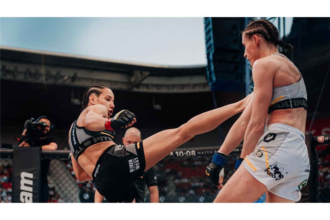 Nächstes Ziel erreicht: Alina Dalaslan (li.) besiegte in Prag Róża Gumienna. Dabei war sie auch mit Kicks erfolgreich. Weitere Impressionen finden Sie in unserer Bildergalerie.