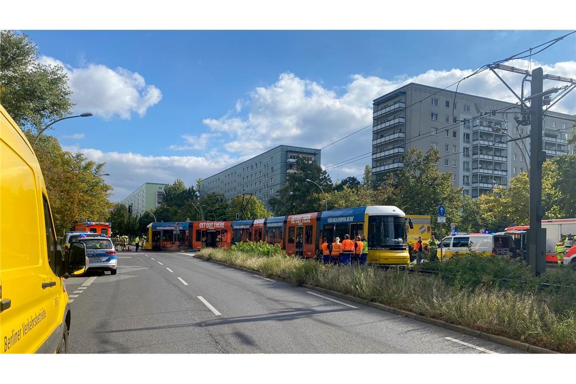 Tram und Reisebus stoßen in Mitte zusammen - Fahrer verletzt Nahe dem Alexanderplatz werden Menschen bei einem schweren Unfall verletzt.
