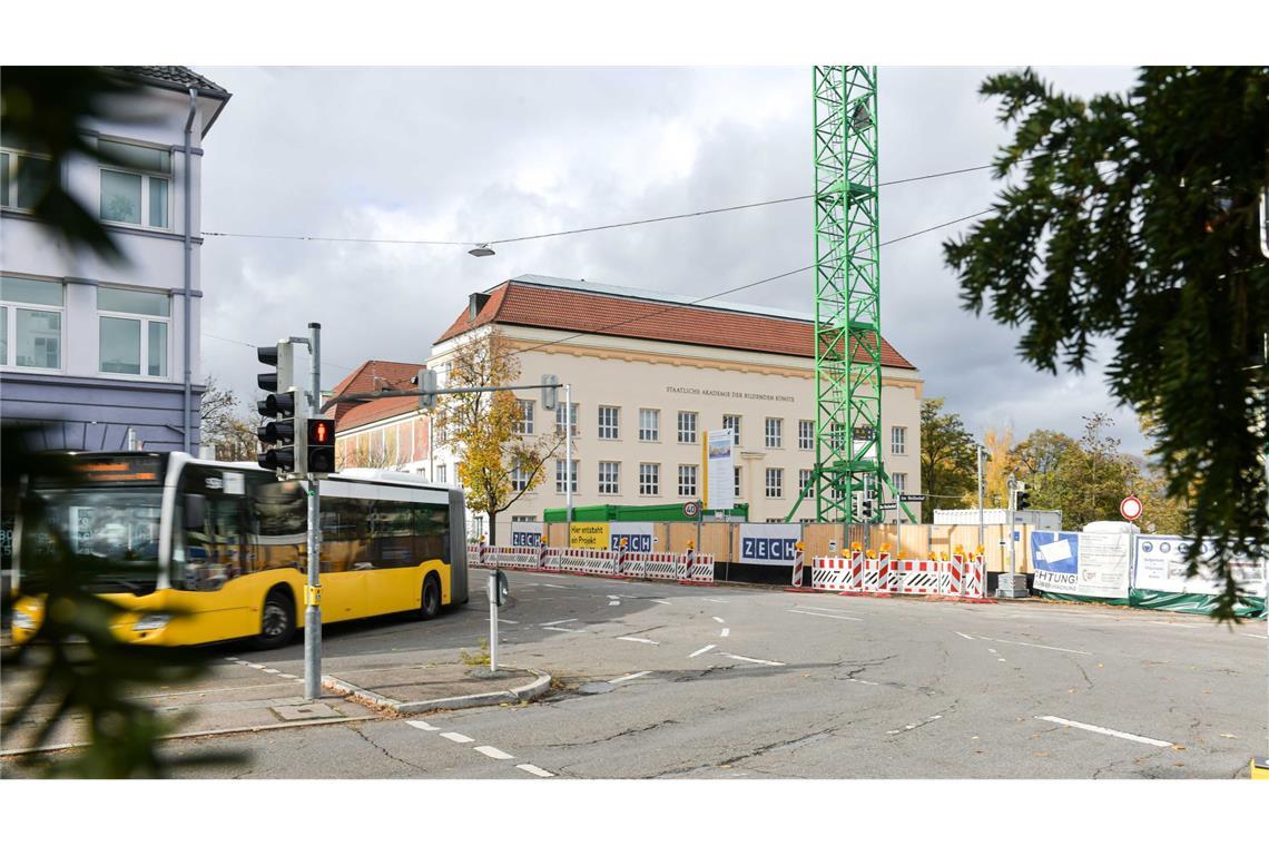 Nahe der Brenzkirche und neben der Kunstakademie entsteht noch ein IBA 27-Projekt – das Weissenhof.Forum. Der . . .