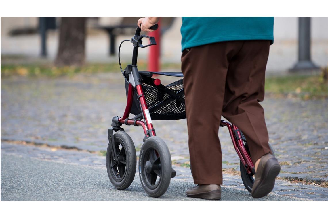 Fußgängerin von Müllwagen überrollt und lebensgefährlich verletzt Nahe der Grenze zu Bayern ist am Donnerstag eine Fußgängerin mit einem Rollator von einem Müllwagen überrollt worden. (Symbolfoto)