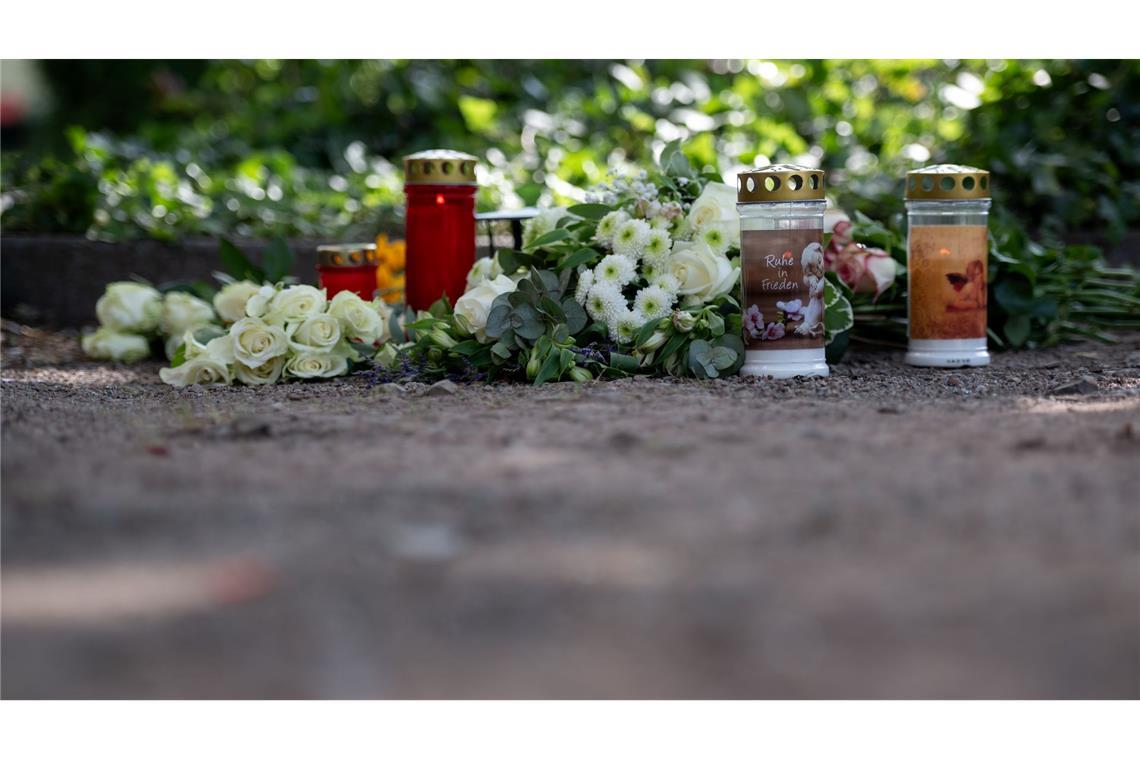 Nahe der Unfallstelle wurden am Nachmittag Kerzen aufgestellt und Blumen niedergelegt.