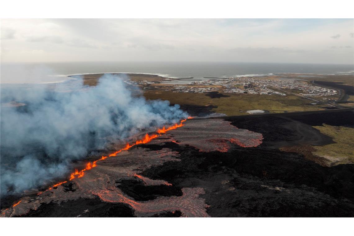 Lavamassen nahe Fischerort - Neuer Vulkanausbruch auf Island Nahe Grindavík hat sich erneut die Erde aufgetan.