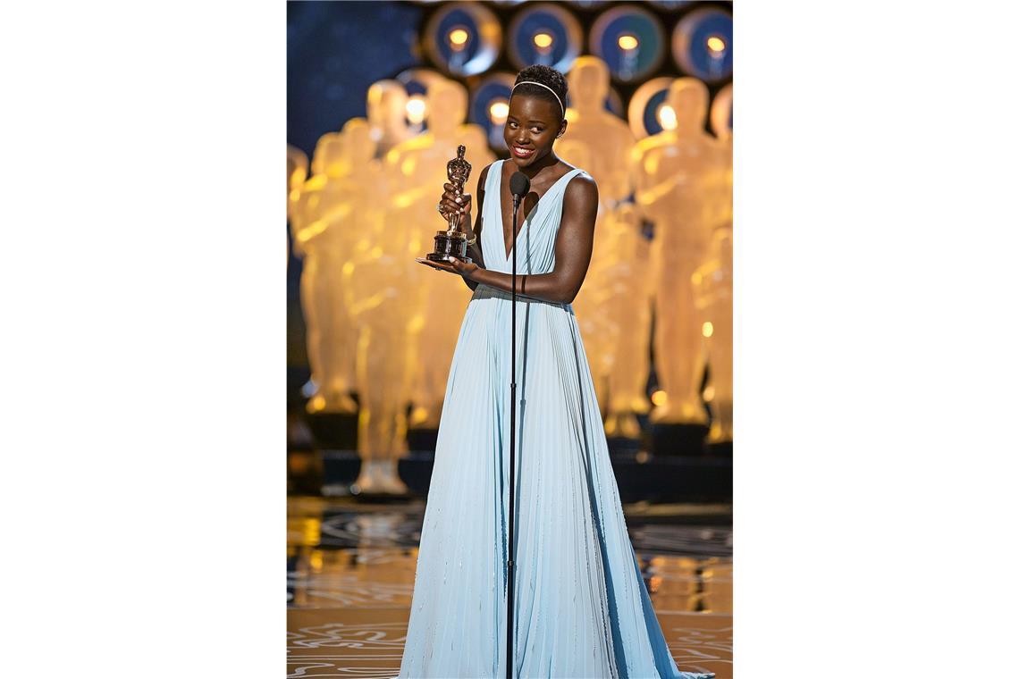 Die schönsten Oscar-Kleider aller Zeiten „Nairobi-Blau“ nannte Prada 2014 die Farbe dieses Traumkleides – zu Ehren von Oscar-Preisträgerin Lupita Nyong’os Heimat Kenia.
