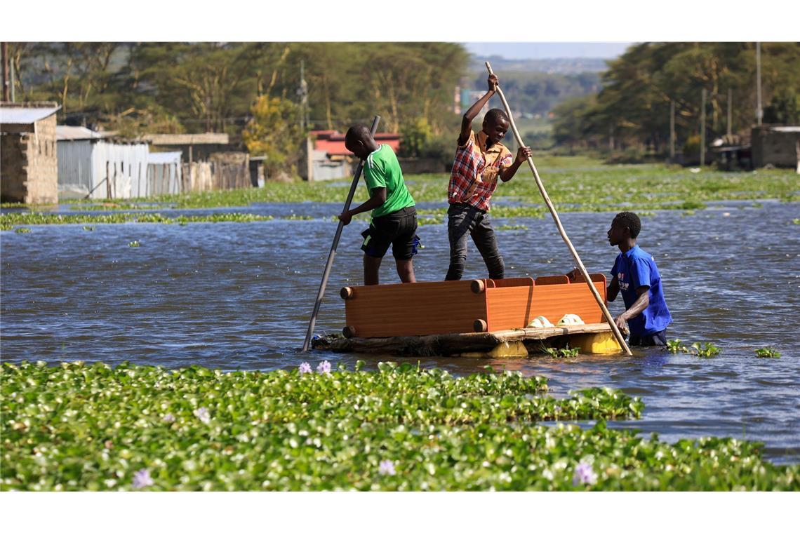 Naivasha-See in Kenia tritt über: Menschen flüchten per Boot vor den Fluten