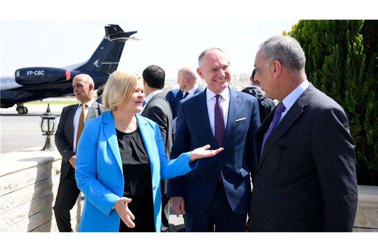 Nancy Faeser (SPD), geschäftsführende Bundesinnenministerin, und ihr österreichischer Amtskollege, Gerhard Karner (ÖVP), bei ihrer Ankunft in Amman.