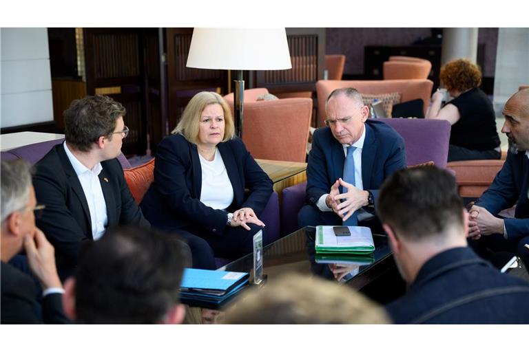 Nancy Faeser (SPD), geschäftsführende Bundesministerin für Inneres und Heimat, und Gerhard Karner (ÖVP), Innenminister von Österreich, informieren in einem Hotel in Amman die Mitglieder ihrer Delegationen über den Abbruch ihrer Reise nach Damaskus.