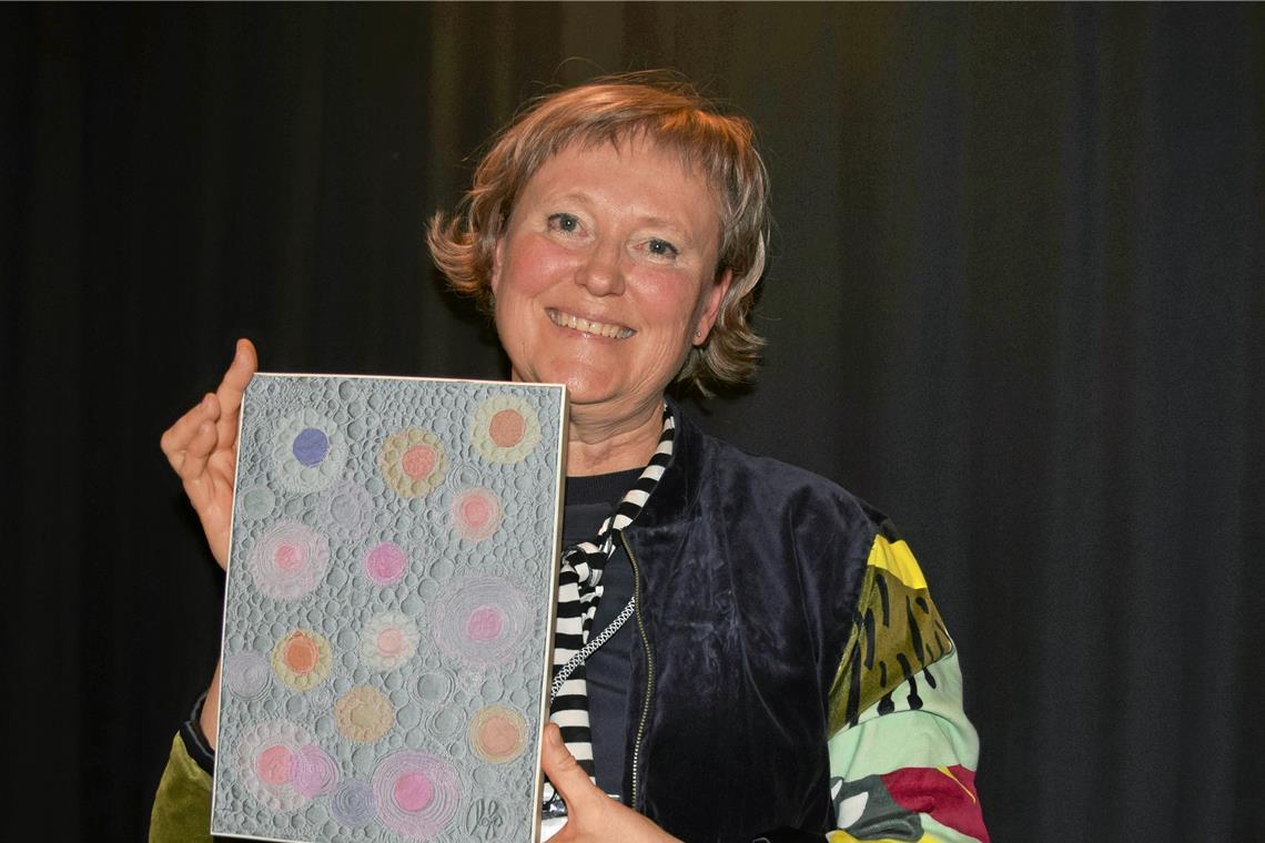 Lotte Hofmanns Werken auf der Spur Nanna Aspholm-Flik mit einer Textilarbeit von Lotte Hofmann aus den 1970er-Jahren. Foto: Elisabeth Klaper