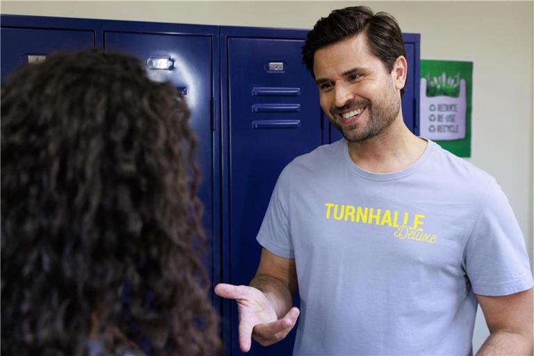 Naomi (Nadine Menz) ist froh, dass Paco (Milos Vukovic) ihre Entscheidung nicht krumm nimmt.