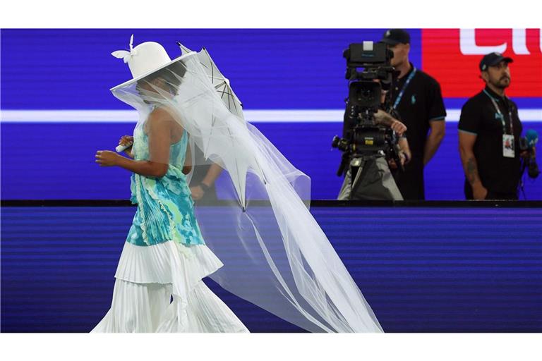 Naomi Osaka hat mit einem extravaganten Outfit für einen filmreifen Auftritt gesorgt.