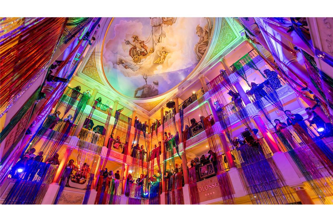 Narren stehen im Foyer des Hotel Colosseo über die Etagen verteilt. Die "Goldene Narrenschelle" wird jährlich von der Vereinigung Schwäbisch-Alemannischer Narrenzünfte (VSAN) verliehen.