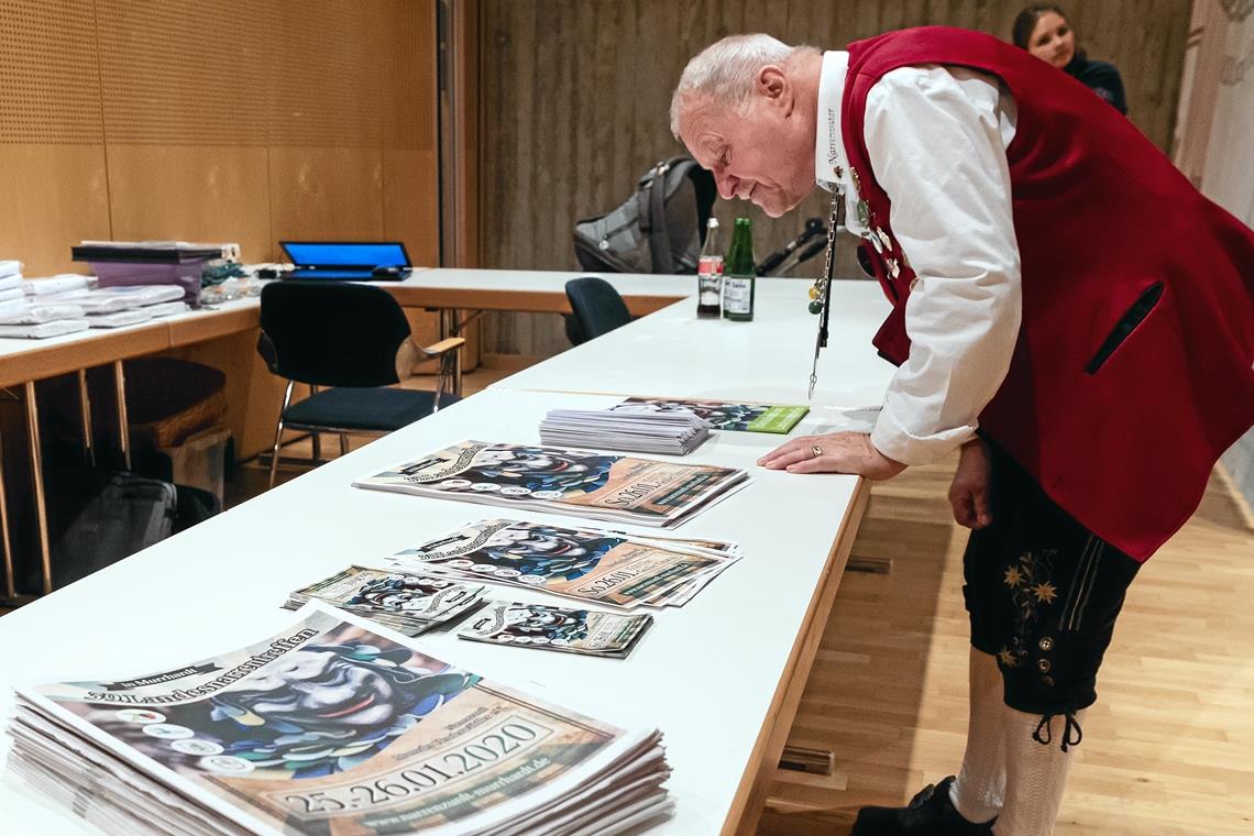 Narrenvater Helmut Weisheit begutachtet die Sonderzeitung zum Landesnarrentreffen.