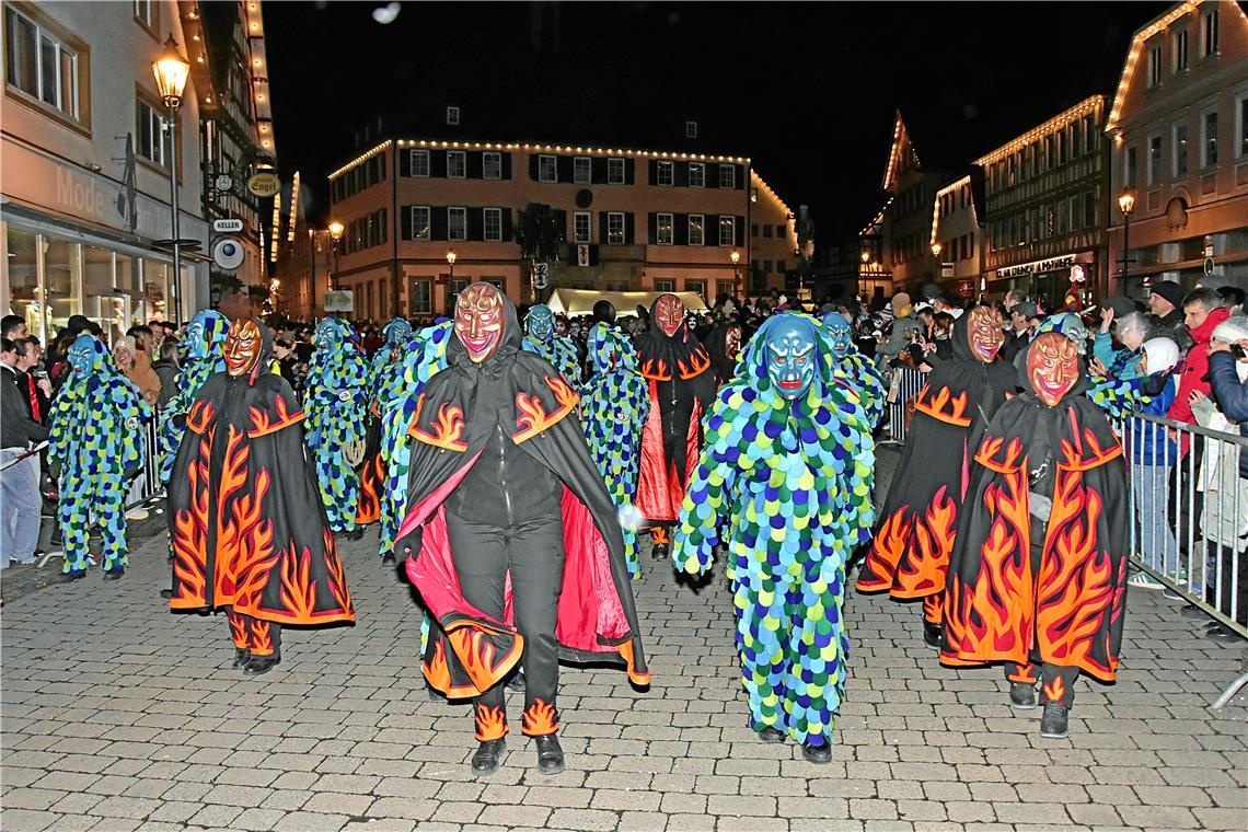 Euphorie und Neckerei beim Murrhardter Nachtumzug „Narri, Narro“, schallt es am Samstag wieder durch die Nacht. Die Wasserfratzen und Feuerbarthl führen den Nachtumzug der Murreder Henderwäldler durch die Innenstadt an. Fotos: Tobias Sellmaier
