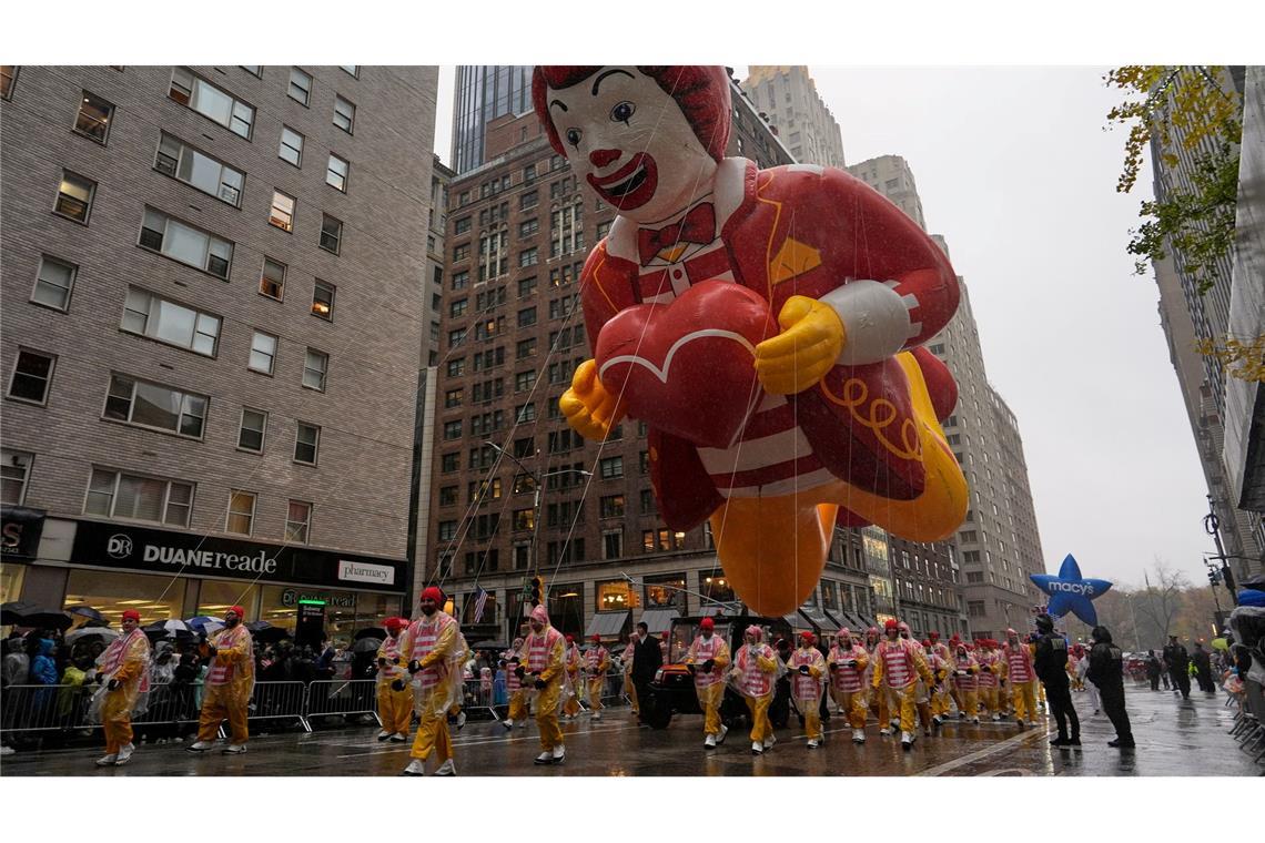 Pitschnasse Thanksgiving-Parade schwebt durch New York Nasse Straßen unter großen Ballons