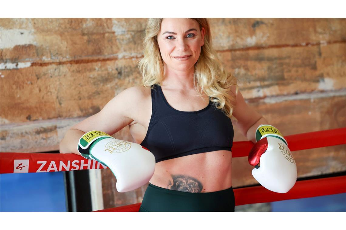 Box-Weltmeisterin begeistert von Udo Lindenbergs Fitness Natalie Zimmermann ist Profi-Boxerin und trainiert auch Udo Lindenberg.