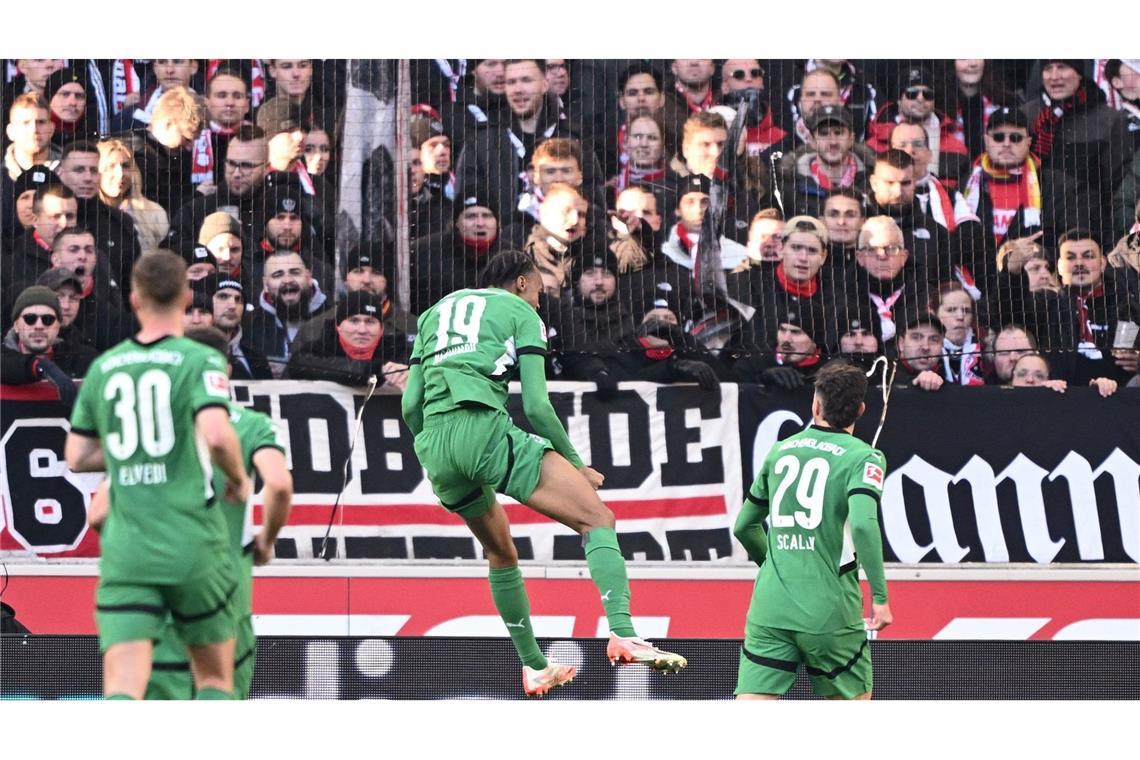 "Momentum" weg: VfB patzt bei Jagd zurück in Königsklasse Nathan Ngoumou (M) beim Jubelsprung nach seinem Treffer.