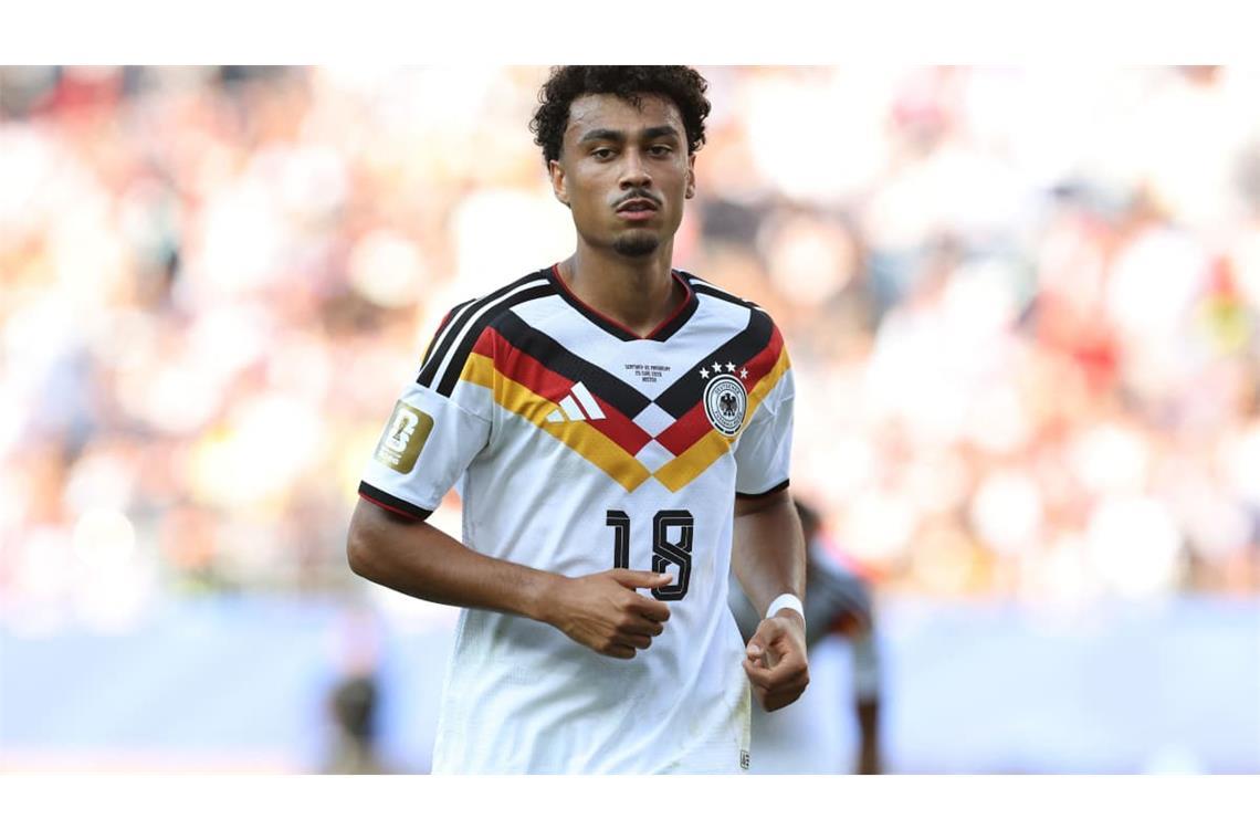 Nathaniel Brown (Note 3): Der Mann, der bei der WM links hinten Stammkraft war, durfte nun auch unter dem neuen Bundestrainer von Beginn an ran. Der Neuzugang des FC Bayern überzeugte am Donnerstagabend in Amsterdam in weiten Teilen. Bärenstark sein Tempolauf samt Hereingabe in der 39. Minute, die der freistehende Adeyemi nur noch hätte verwerten müssen. Schlecht postiert aber in der 65. Minute auf der linken Abwehrseite, als eine Hereingabe fast zum 1:1 geführt hätte.