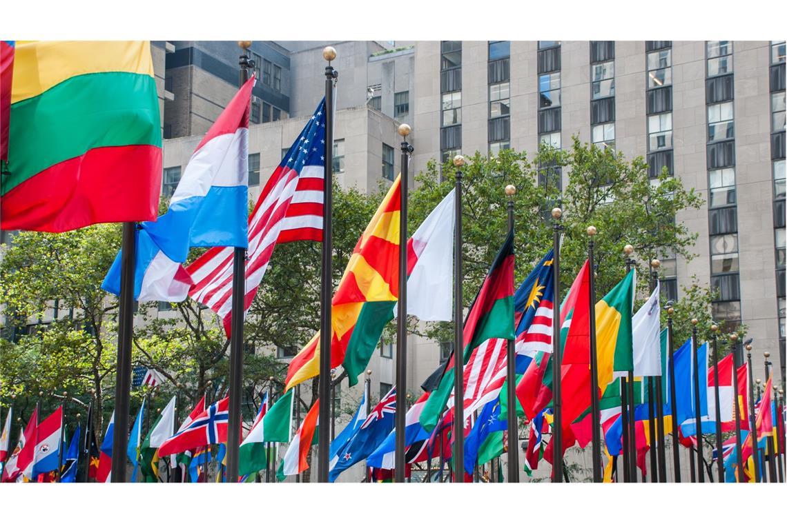 Nationaflaggen vor dem UN-Hauptgebäude in New York.