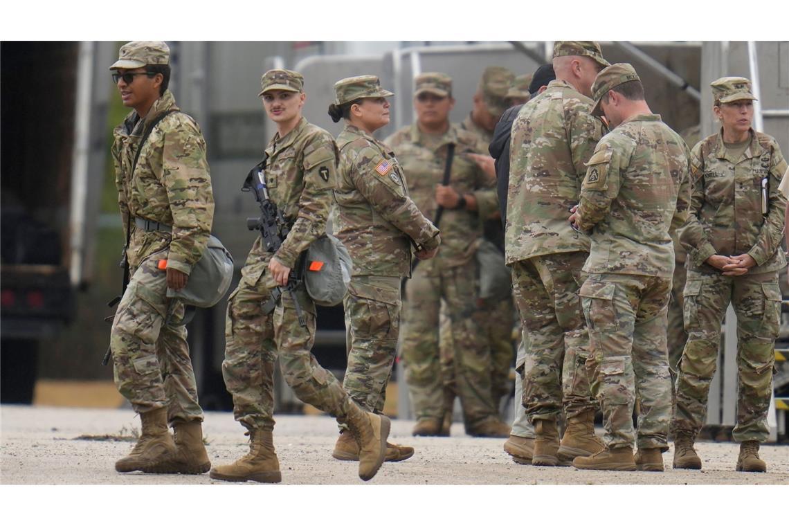 Soldaten der Nationalgarde aus Texas in Illinois angekommen Nationalgardisten aus Texas sind nach Illinois gereist. Ob sie dort auch zum Einsatz kommen, ist unklar.