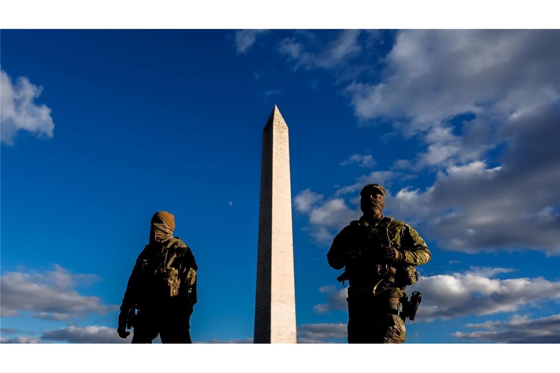 Nationalgardisten patrouillieren vor dem Washington Monument auf der National Mall.