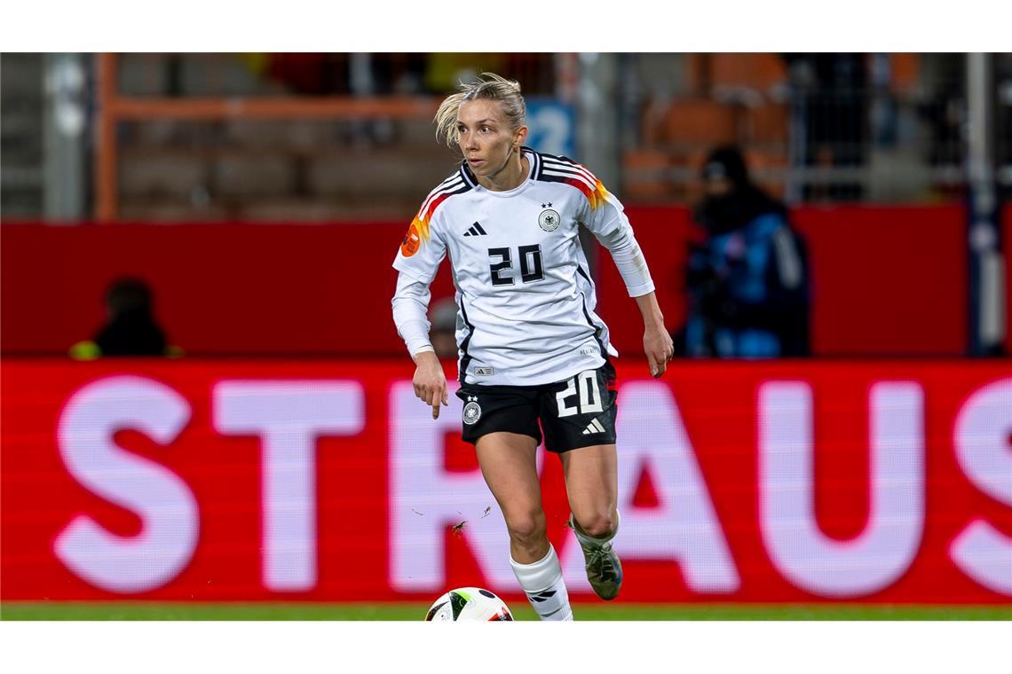 Millionen für die Männer, Duschgel für die Frauen? Nationalspielerin Elisa Senß freut sich über eine Professionalisierung des Frauenfußballs.
