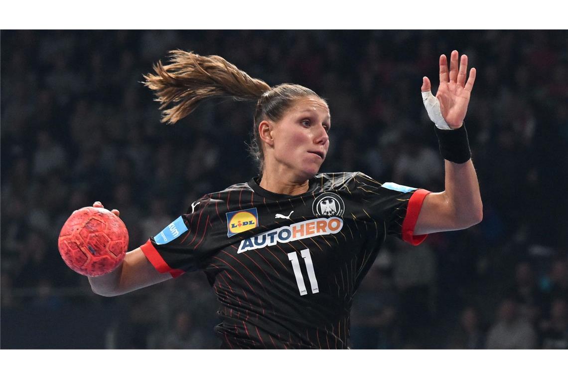 Millionen für die Männer, Duschgel für die Frauen? Nationalspielerin Xenia Smits erkennt eine positive Entwicklung im Handball.