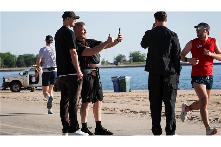 Nationaltorwart Manuel Neuer macht ein Foto mit einem Fan.