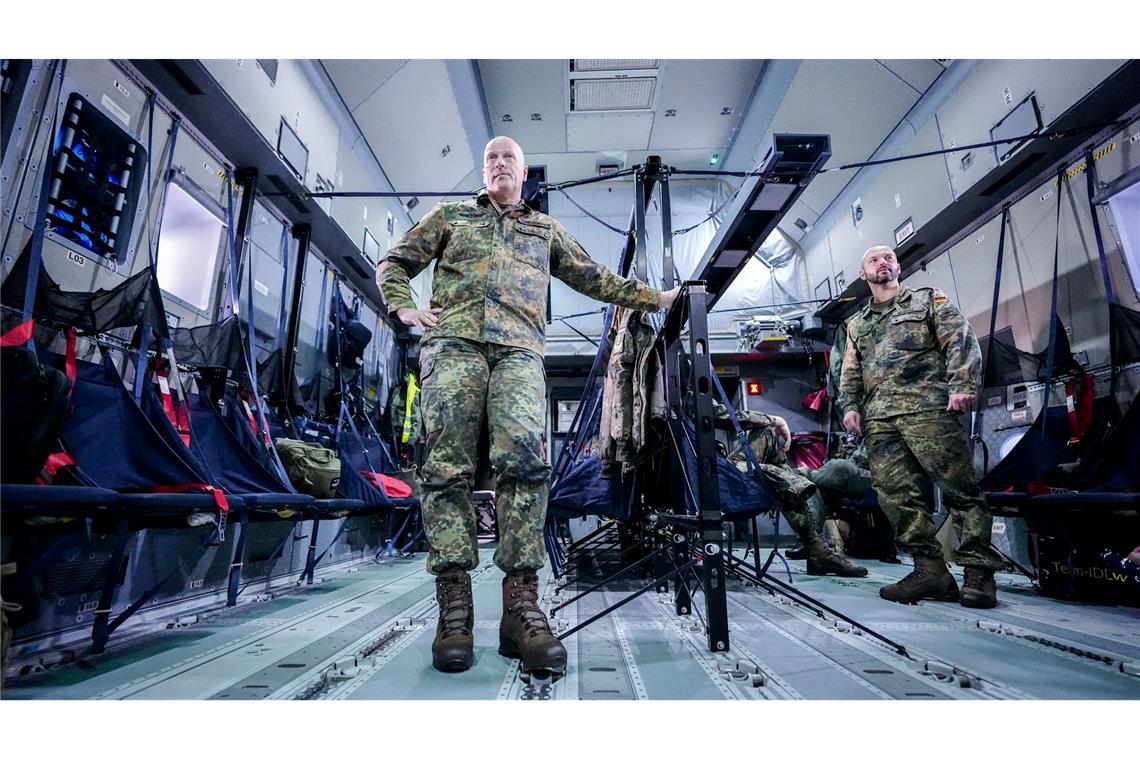 Nato-General Ingo Gerhartz im Truppentransporter A400M auf dem Weg ins südspanische Rota.