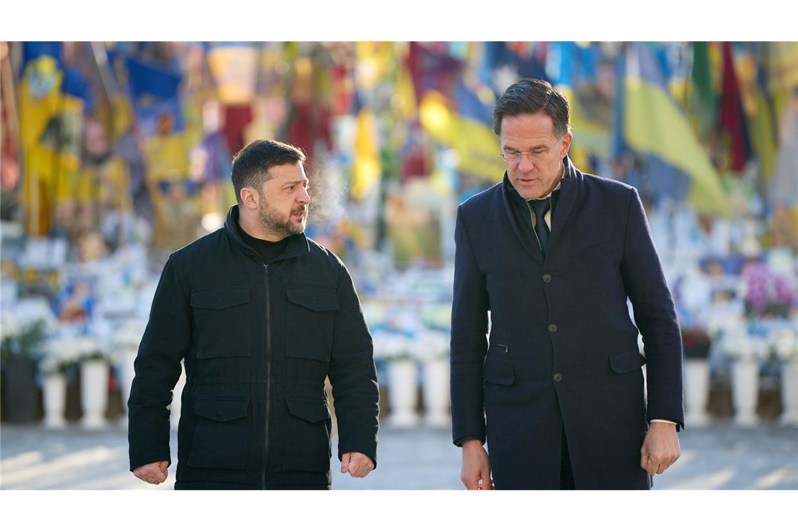 Nato-Generalsekretär Mark Rutte (r) ist zu Besuch in der Ukraine.