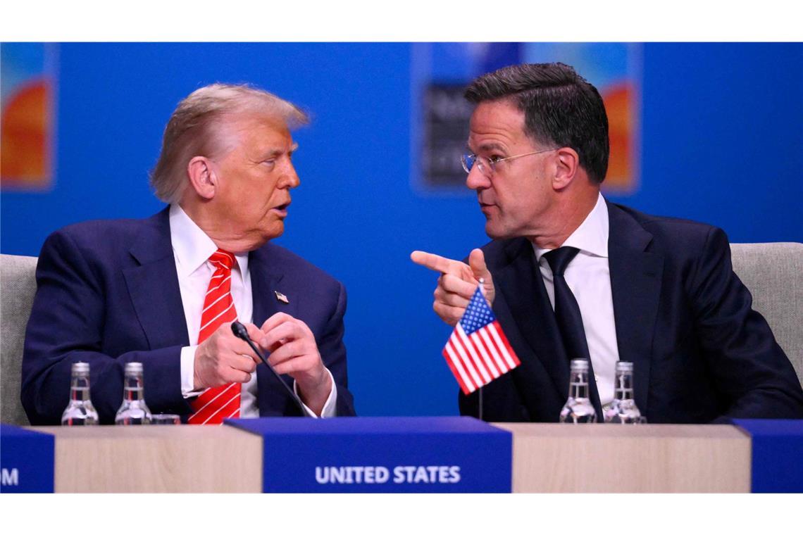 Nato-Generalsekretär Mark Rutte (rechts) hat sich vor dem Gipfel in Den Haag mit einer umstrittenen SMS Donald Trump angebiedert.